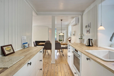 Lichte keuken en eetruimte in een 6-persoons vakantiehuis in Melby, Denemarken, met houten afwerking.