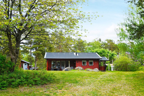 Incantevole casa vacanze per 6 persone a Mönsterås, immersa nel verde e circondata da alberi.