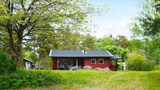 Incantevole casa vacanze per 6 persone a Mönsterås, immersa nel verde e circondata da alberi.