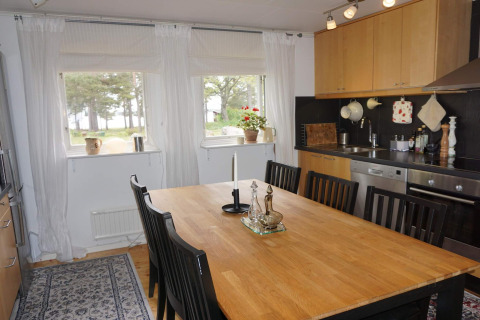 Moderne keuken en eetkamer in een 6-persoons vakantiehuis in Mönsterås, Zweden, met grote ramen.