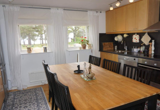 Moderne keuken en eetruimte in een vakantiehuis voor 6 personen in Mönsterås, Zweden, met veel licht.
