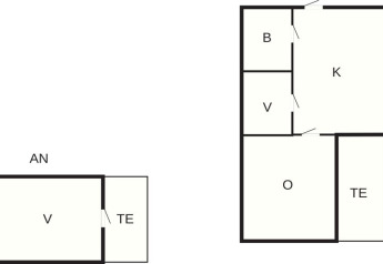 Plantegning af et sommerhus med rum som stue, køkken, badeværelse, værelser og terrasse markeret.