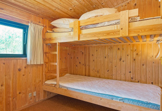Habitación con paneles de madera y literas en Seaside Serenity, Snogebaek, Dinamarca, con luz natural.
