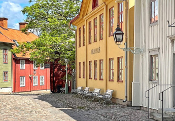 Maisons suédoises colorées et rue pavée près d'une maison de vacances à Rimforsa, en Suède.