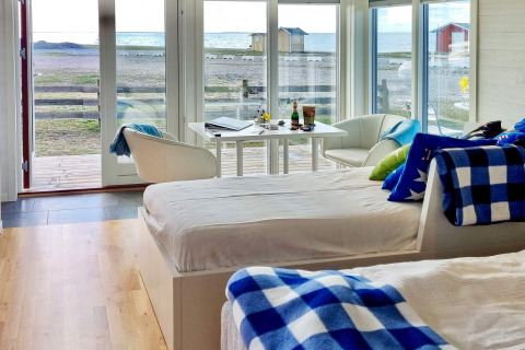 Interior de la casa de vacaciones para 3 personas en Löttorp, Suecia, con decoración moderna y vista al mar.