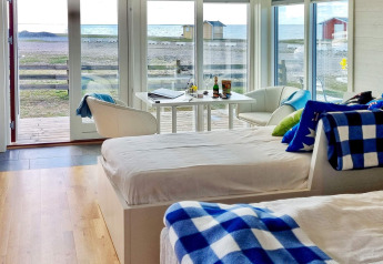 Interior de la casa de vacaciones para 3 personas en Löttorp, Suecia, con decoración moderna y vista al mar.