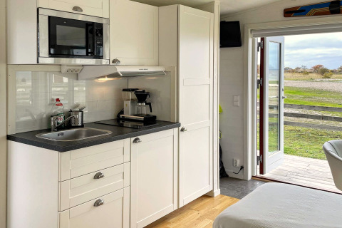 Cuisine moderne dans une maison de vacances 3 personnes à Löttorp, Suède, avec vue sur l'extérieur.