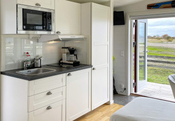 Cuisine moderne dans une maison de vacances 3 personnes à Löttorp, Suède, avec vue sur l'extérieur.