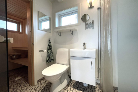 Bagno moderno con sauna, wc e lavandino in una casa vacanze per 3 persone a Löttorp, Svezia.