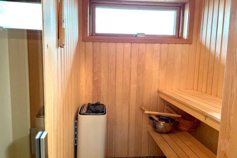 Indvendigt billede af en traditionel sauna i en 3-personers feriebolig i Löttorp, Sverige.
