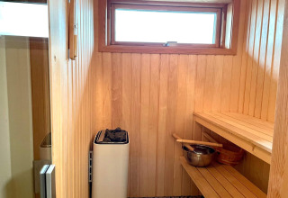 Interieur van een traditionele sauna in een 3-persoon vakantiehuisje in Löttorp, Zweden.