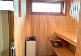 Vista interior de una sauna tradicional en una casa de vacaciones para 3 personas en Löttorp, Suecia.