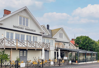 Vue extérieure de Sandviks Hamnkrog, maison de vacances pour 3 personnes à Löttorp, Suède, et terrasse.