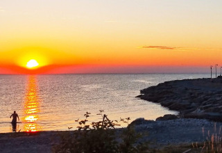 Zonsondergang aan zee bij de vakantiewoning 3 person holiday home in LÖTTORP, Zweden, met persoon.