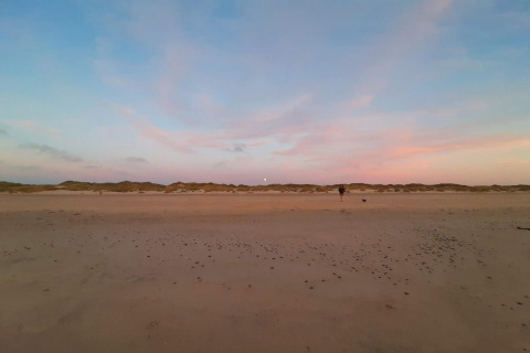 Plage au crépuscule près de la maison de vacances pour 6 personnes à Pandrup, Danemark, ciel pastel.