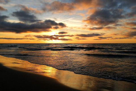 Wunderschöner Sonnenuntergang am Strand bei der '6 person holiday home in Pandrup' in Dänemark.