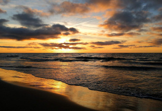 Tramonto suggestivo sul mare visto dalla spiaggia presso la casa vacanze a Pandrup, Danimarca.
