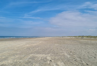 Vue d’une grande plage de sable près de la mer, prise près du gîte 6 personnes à Pandrup, au Danemark.