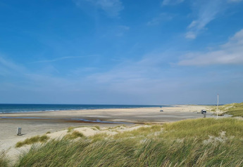 Vredig strand en duinlandschap bij een vakantiehuis voor 6 personen in Pandrup, Denemarken.