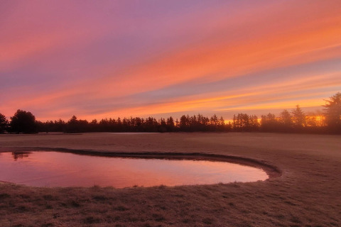Atardecer sobre un estanque y campo en casa de vacaciones para 6 personas en Pandrup, Dinamarca.