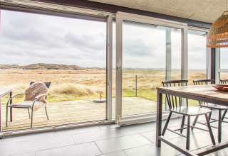 Eetruimte met panoramisch uitzicht op de velden bij het 6-persoons vakantiehuis in Pandrup, Denemarken