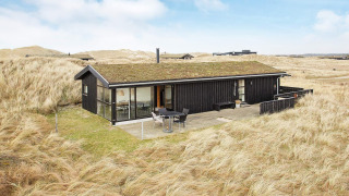 Casa de vacaciones para 6 personas en Pandrup, con techo verde, amplia terraza y rodeada de dunas y césped.