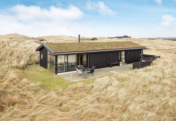 Casa de vacaciones para 6 personas en Pandrup, con techo verde, amplia terraza y rodeada de dunas y césped.
