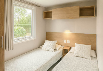 Chambre lumineuse avec deux lits simples, grande fenêtre et meuble bois dans Holiday home (PL. 94), Camping Papillon, Belgique.