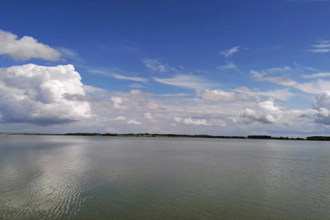 Vista de lago sereno con nubes en el cielo cerca de 'Casa de vacaciones para 4 personas en Frederiksværk', Dinamarca.