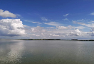 Vista de lago sereno con nubes en el cielo cerca de 'Casa de vacaciones para 4 personas en Frederiksværk', Dinamarca.