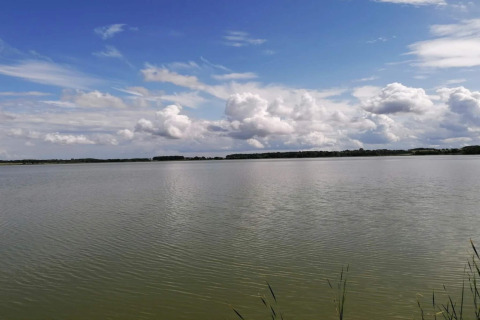 Vista de lago tranquilo y cielo nublado en casa de vacaciones para 4 personas en Frederiksværk, Dinamarca.