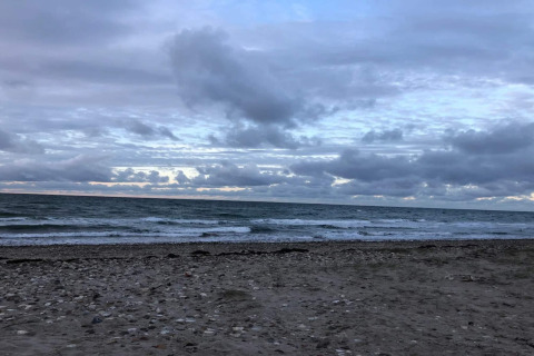 Strand- en zeezicht in Frederiksværk, Denemarken, genomen vanuit een 4-persoons vakantiewoning.
