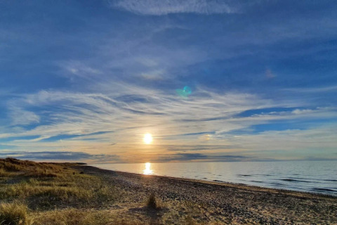 Vista al atardecer desde una casa vacacional para 4 personas en Frederiksværk, Dinamarca, junto a la playa.