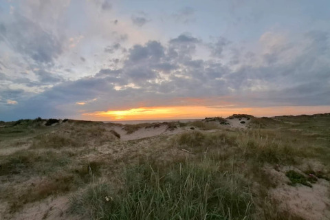 Zonsondergang over de duinen bij Frederiksværk, Denemarken gezien vanuit een 4-persoons vakantiehuis.