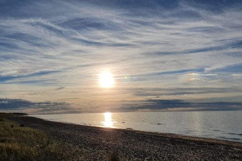 Zonsondergang aan het strand bij Frederiksværk, Denemarken, gezien vanuit een 4-persoons vakantiehuis.