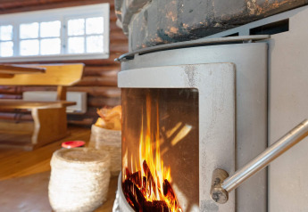 Een houtkachel verwarmt het knusse vakantiehuis voor 4 personen in Frederiksværk, Denemarken.