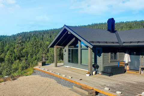 Chalet moderno per 6 persone a Passebekk, Svezia, con terrazza in legno e vista sulle colline boscose.