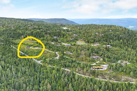 Vista aerea di un'area boschiva a Passebekk, Svezia, con una casa vacanze evidenziata in giallo.