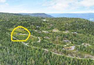 Vista aerea di un'area boschiva a Passebekk, Svezia, con una casa vacanze evidenziata in giallo.