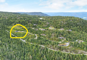 Luchtfoto van vakantiewoningen in bosrijk Passebekk, Zweden, één huis geel omcirkeld.