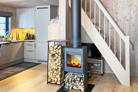 Knus vakantiehuis met houtkachel, moderne keuken en houten trap in Passebekk, Zweden.