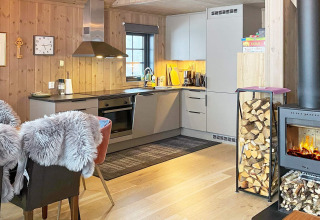 Moderne Küche in Chalet mit Kamin, Holzlager und stilvollen Details. Ferienhaus für 6 in Passebekk, Schweden.