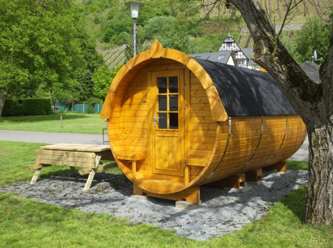 Alloggio in botte di legno al Camping Rissbach, Wijnvaten Renania-Palatinato, ideale per glamping.