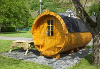 Alojamiento en barril de madera en Camping Rissbach, Wijnvaten Renania-Palatinado, ideal para glamping.
