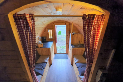 Alloggio glamping in legno con tende e cucina presso Camping Rissbach - Wijnvaten Rheinland-Pfalz.