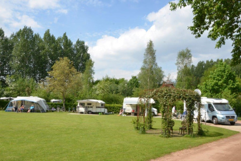 Parkcamping de Graafschap in Gelderland bietet Glamping mit Wohnwagen, Zelten und grüner Landschaft.