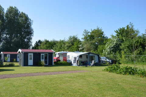 Parkcamping de Graafschap in Gelderland, featuring glamping cabins, caravans, and green outdoor spaces.