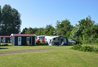 Parkcamping de Graafschap in Gelderland, featuring glamping cabins, caravans, and green outdoor spaces.