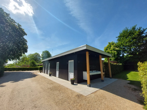 Sistemazione glamping moderna al Parkcamping de Graafschap in Gelderland con area esterna e verde intorno.