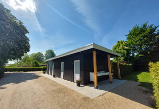 Moderne Glamping-Unterkunft bei Parkcamping de Graafschap in Gelderland mit Außenbereich und Natur.